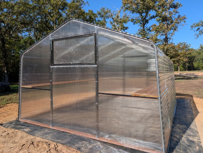 Polycarbonate greenhouse with benches