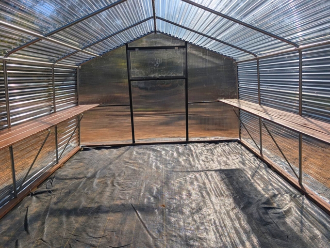 Polycarbonate greenhouse with benches