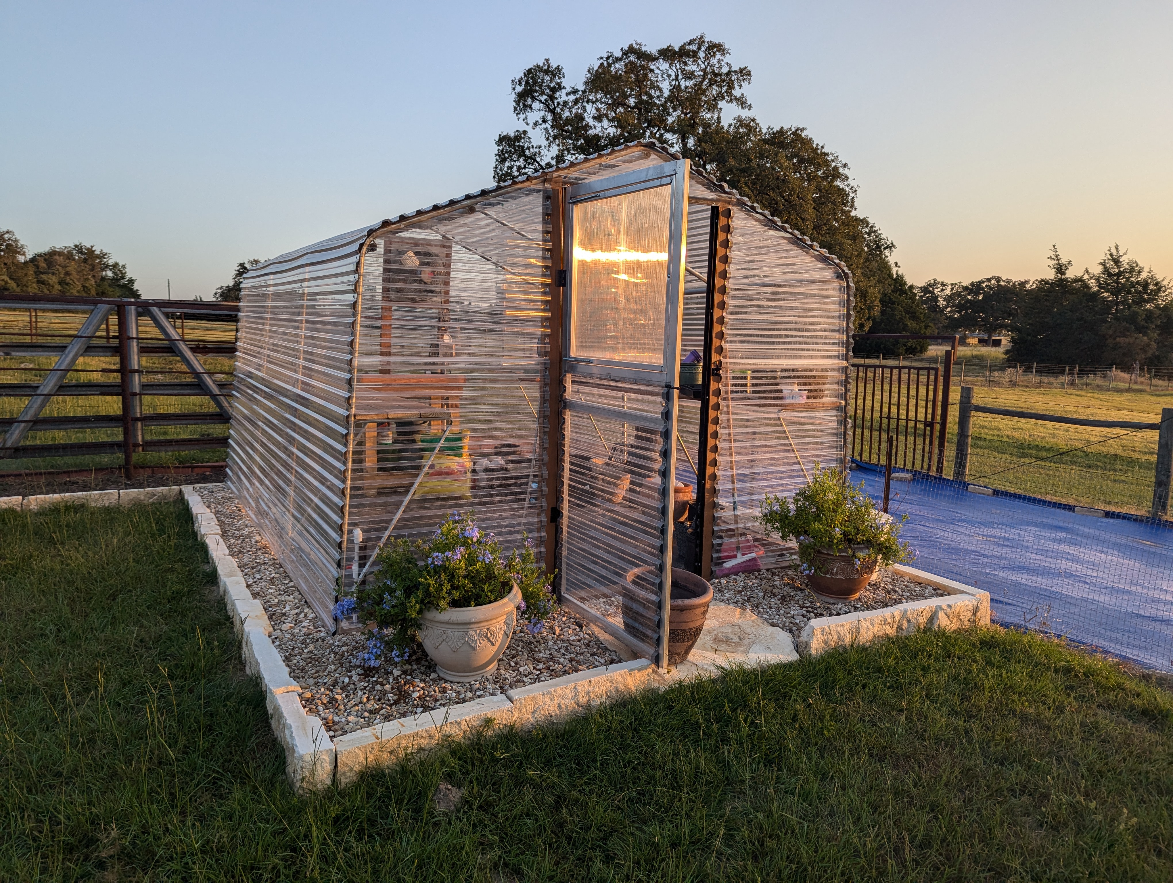 Etexgreenhouse | Greenhouse inside retainer